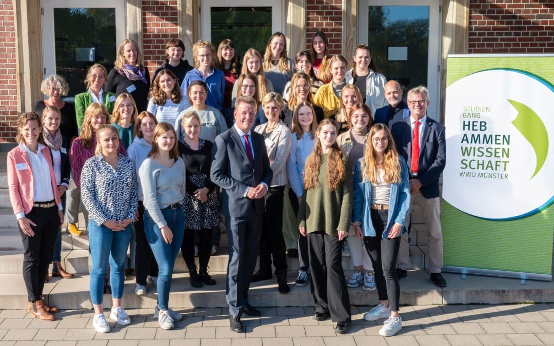 Hebammenwissenschaft: WWU-Rektor Prof. Johannes Wessels (vorn, Mitte) und weitere Vertreter aus der Medizinischen Fakultät und dem UKM begrüßten die ersten 24 Studierenden des neuen Studiengang Hebammenwissenschaft (Foto: WWU/E Wibberg)