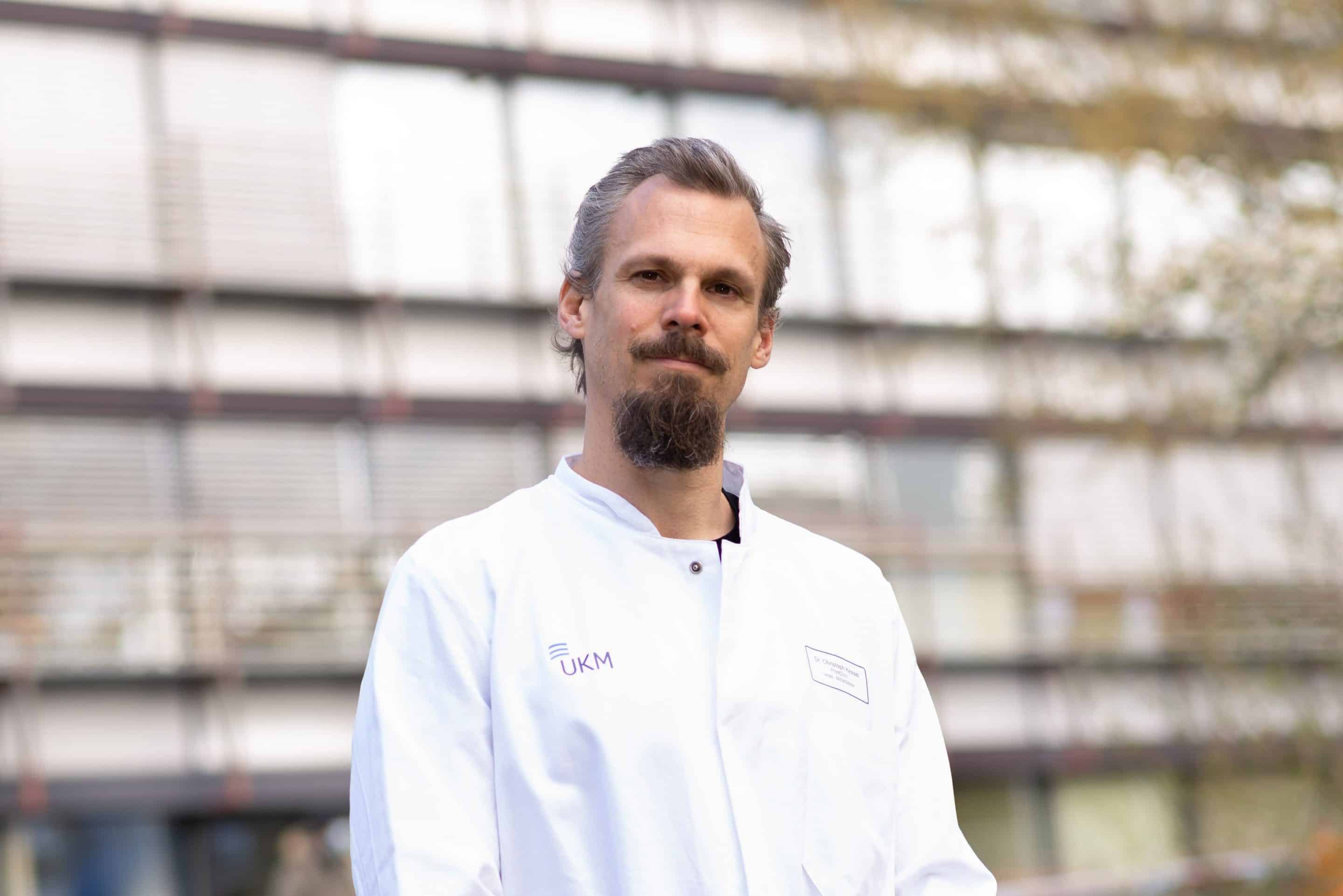 Dr. Christoph Kessel, Leiter der Arbeitsgruppe „Translational Inflammation Research“, brachte seine Expertise in die aktuelle Studie zur Entstehung von Myokarditis nach SARS-CoV-2-Impfung ein (Foto: WWU / S. Marschalkowski)