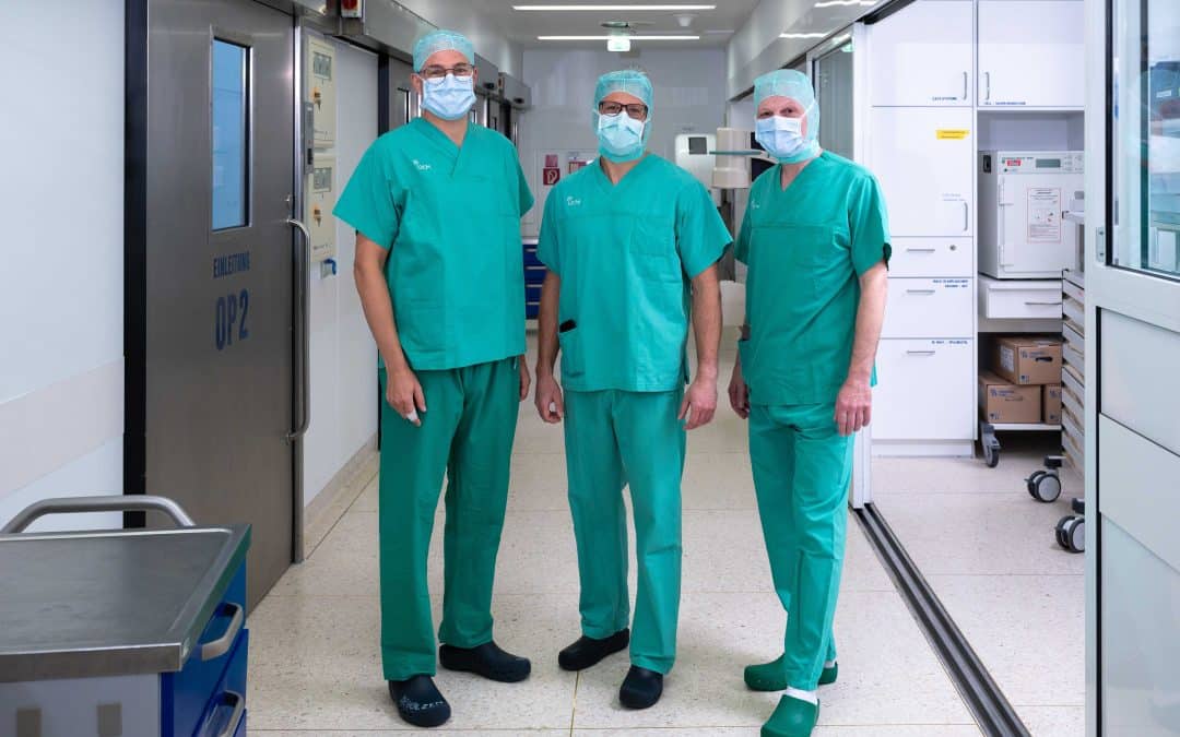 Austausch auf Augenhöhe: Direktor Prof. Andreas Pascher (r.) und Robotik-Experte Dr. Jens Peter Hölzen (l.) aus der Klinik für Allgemein-, Viszeral- und Transplantationschirurgie des UKM mit ihrem Kollegen Dr. Maximilian von Heesen von der Universitätsmedizin Göttingen, der in Münster bei einer robotisch-gestützten Speiseröhrenentfernung (medizinisch: Ösophagusresektion) hospitierte.