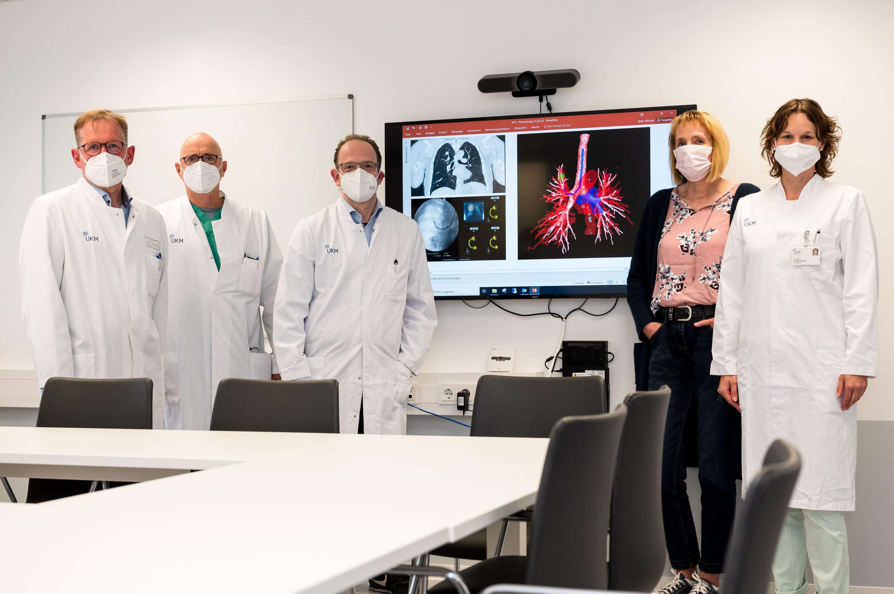 UKM_navigationsgesteuerte_Bronchoskopie_1 Navigationsgesteuerte Bronchoskopie: Interdisziplinäre Arbeit am UKM bei der Bekämpfung des Bronchialkarzinoms: (v.l.n.r.) Thoraxchirurg, Dr. Karsten Wiebe, Pneumologe Dr. Michael Mohr und, stellvertretend für das WTZ Münster, Prof. Georg Lenz und Direktorin Prof. Annalen Bleckmann waren an der Behandlung von Sabine Korte beteiligt.