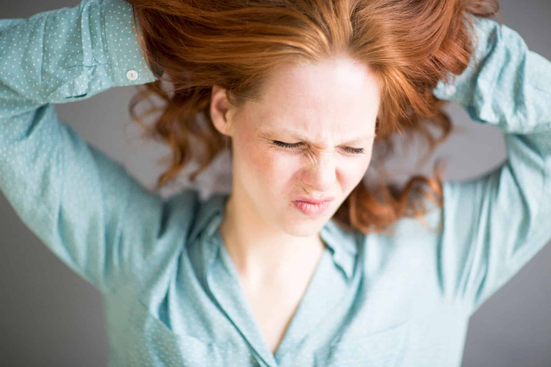 Frau hat Schmerzen Kopfschmerzen: Wenn es im Kopf häufig sticht und hämmert, bedeutet das eine enorme Einschränkung der Lebensqualität. Foto: djd/Sanofi/Thomapyrin/drubig-photo - fotolia.com