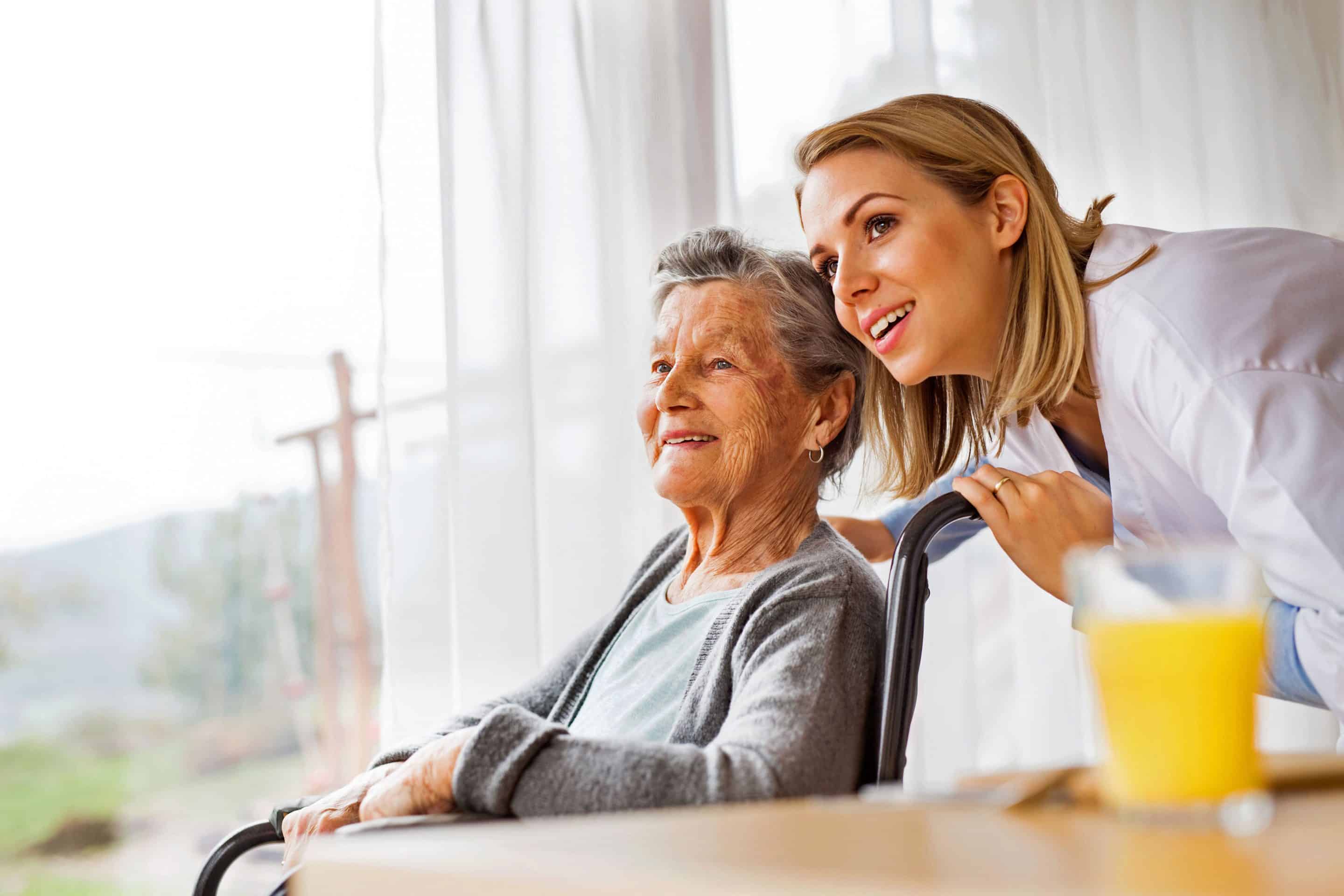 Pflegevorsorge: Im Pflegefall muss die neue Lebenssituation nicht nur organisatorisch gemeistert werden, sondern auch finanziell. Vor allem bei der stationären Pflege steigt die sogenannte Pflegelücke Jahr für Jahr an. Foto: djd/Allianz/Halfpoint - stock.adobe.com