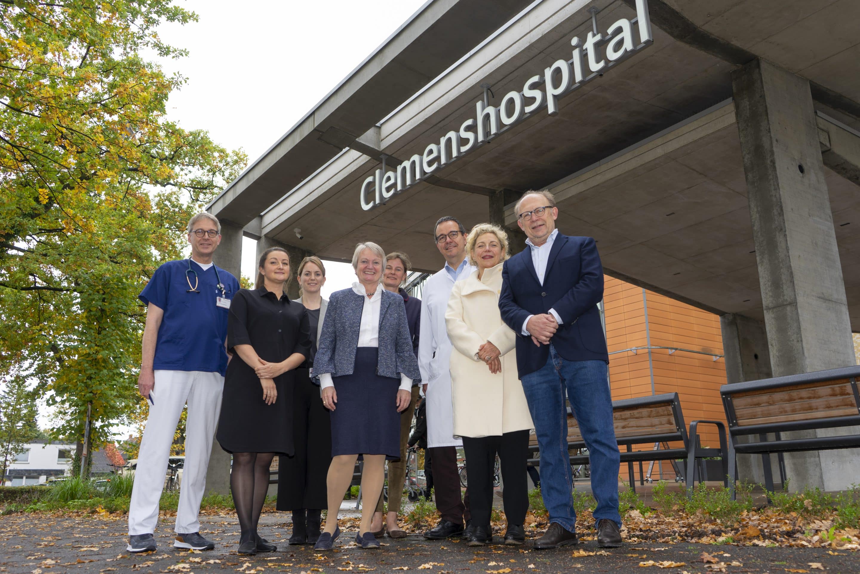 CLE_Spende-Schoberstiftung Während der Übergabe der Spende durch die Schober-Stiftung (v.l.): Dr. Georg Hülskamp (Chefarzt), Eugenia Bozer, Sabrina Schulz (Fundraising), Dr. Anna Schober (Vorstand Schober-Stiftung), Anne Hüffer (Kuratorium Schober-Stiftung), Dr. Otfried Debus (Chefarzt), Dr. Martina Klein (Fundraising) und Prof. Dr. Peter Witte (Vorstand Schober-Stiftung).