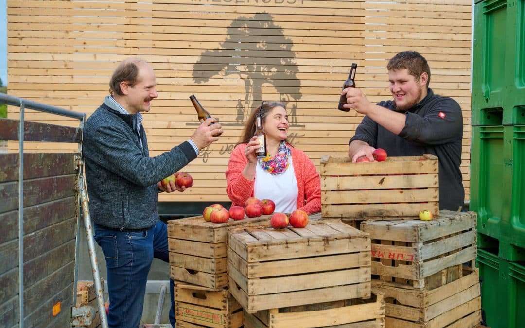 Alkohol: Aus alten Obstsorten lassen sich raffinierte Getränke kreieren, die auch ohne Alkohol überzeugen. Foto: djd/Manufaktur Jörg Geiger