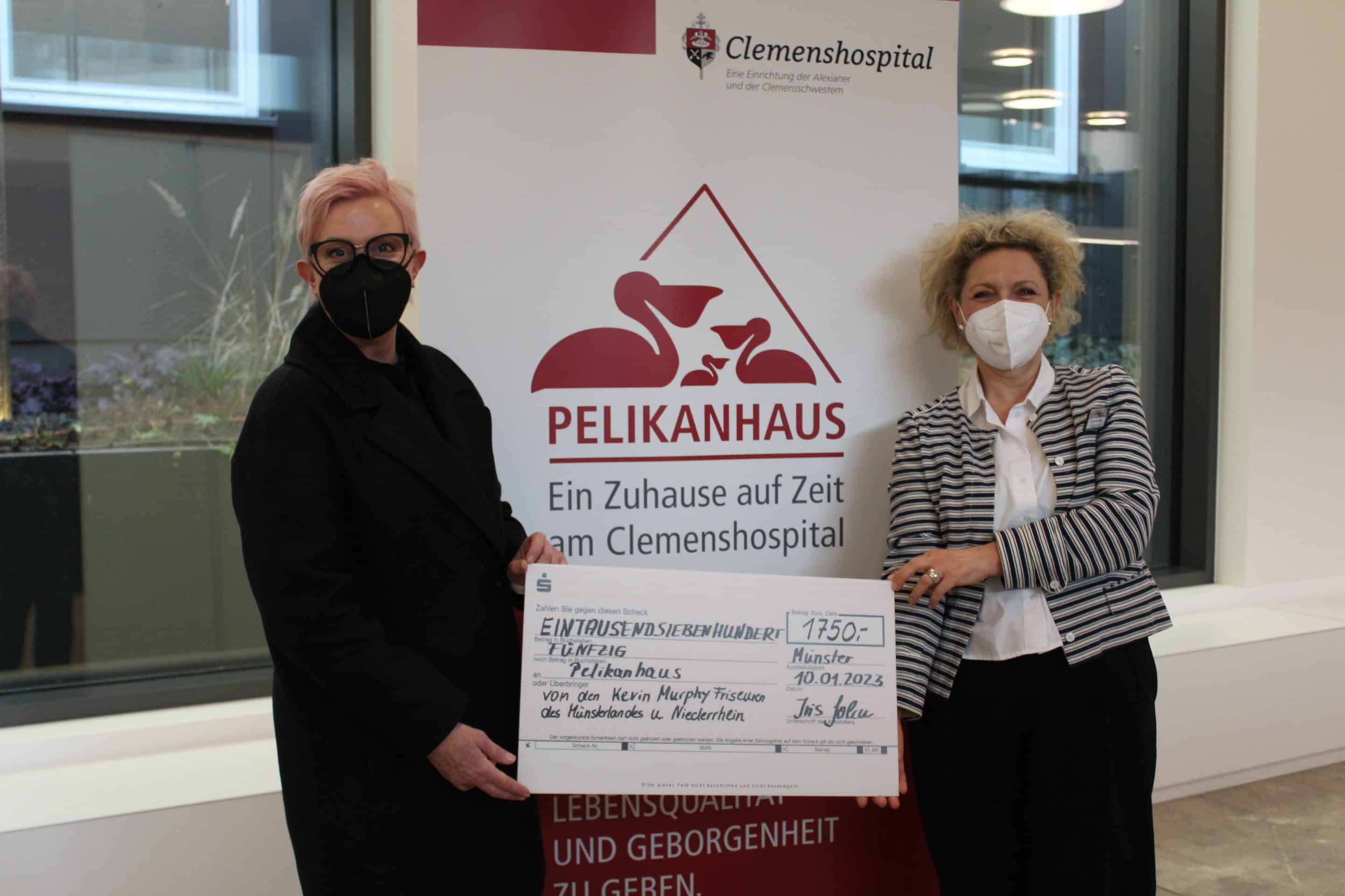 230110_KevinMurphy_SpendeoSq Insgesamt 1750 Euro für das Pelikanhaus überreichte Iris Sohn nun an Dr. Martina Klein, Leiterin des Fundraisings der Alexianer.