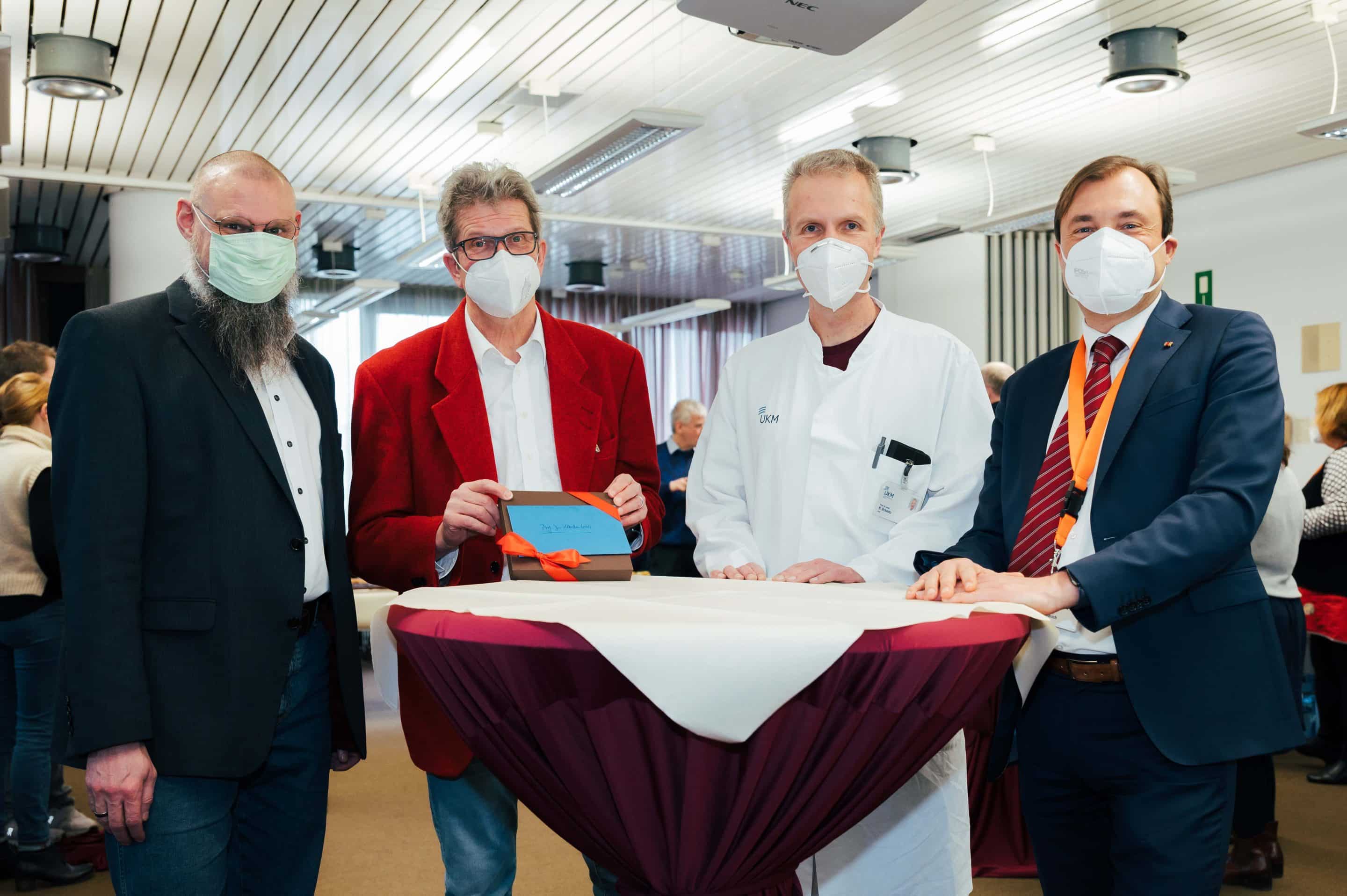 Er habe die Geburtshilfe am UKM nicht nur weiterentwickelt, sondern nachhaltig geprägt, sagten Prof. Alex W. Friedrich (r., Ärztlicher Direktor) und Thomas van den Hooven (l., Pflegedirektor) heute beim Abschied von Prof. Walter Klockenbusch, hier gemeinsam mit seinem langjährigen Kollegen und Co-Leiter der Geburtshilfe, Prof. Ralf Schmitz (2.v.r.).