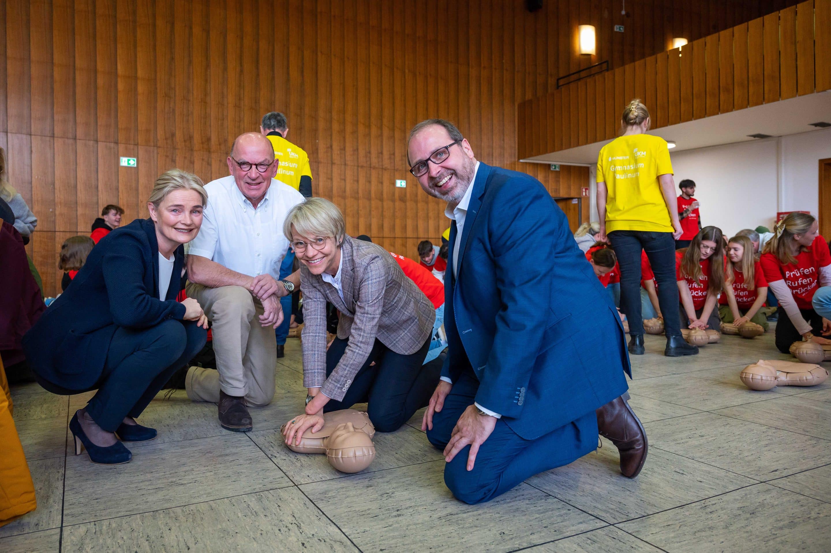 Gemeinsam für die Laienreanimation in Schulen: (v.l.n.r.) Münsters Bürgermeisterin Angela Stähler, der ehemalige Ärztliche Direktor und Vorstandsvorsitzende des UKM, Prof. Hugo Van Aken, NRW-Schulministerin Dorothee Feller und der Schulleiter des Gymnasiums Paulinum, Dr. Tobias Franke.
