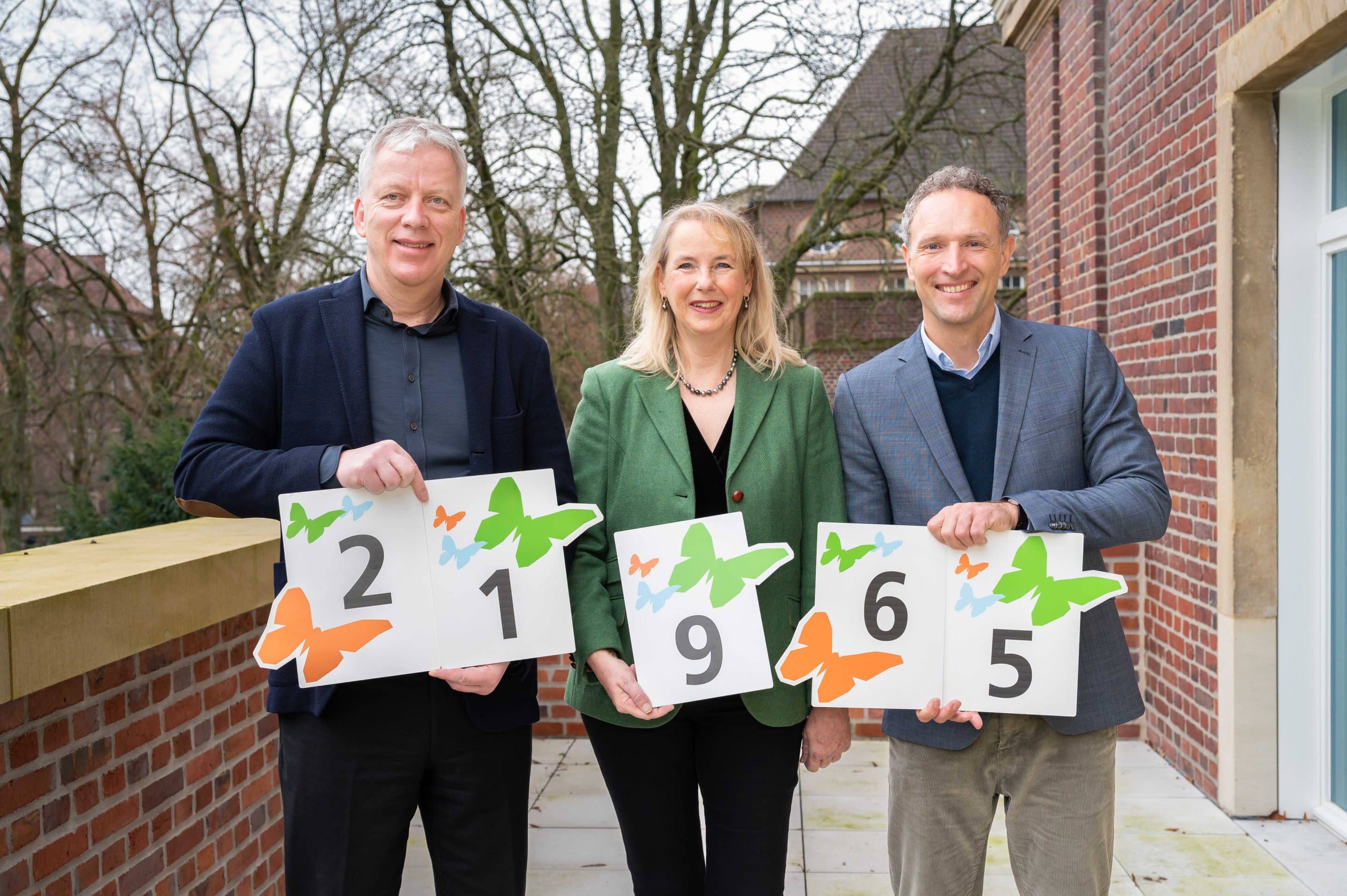 Foto (UKM/Wibberg): (v.l.) Dr. Christoph Hoppenheit, kaufmännischer Direktor des UKM, sowie Martina Kreimann (Stiftungszweckerfüllung und Öffentlichkeitsarbeit) und Markus Mitschke, (Leiter) der kommunalen Stiftung Mitmachkinder, freuen sich über die Spende, mit der viele Mitmachkinder unterstützt werden können.