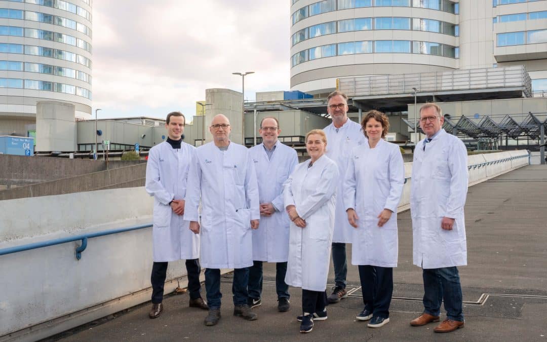 Lungenkrebszentrum: Standort- und fachübergreifende Zusammenarbeit: (v.l.) Dr. Georg Evers (Onkologie, UKM), Priv.-Doz. Dr. Michael Mohr (Pneumologie, UKM), Prof. Georg Lenz (Onkologie, UKM), Dr. Anne Bremer (Onkologie, SFH), Dr. Arne Wichmann (Pneumologie, SFH), Prof. Annalen Bleckmann (Onkologie, UKM) und Priv.-Doz. Dr. Karsten Wiebe (Thoraxchirurgie, UKM) - Foto (UKM/ Felsing)