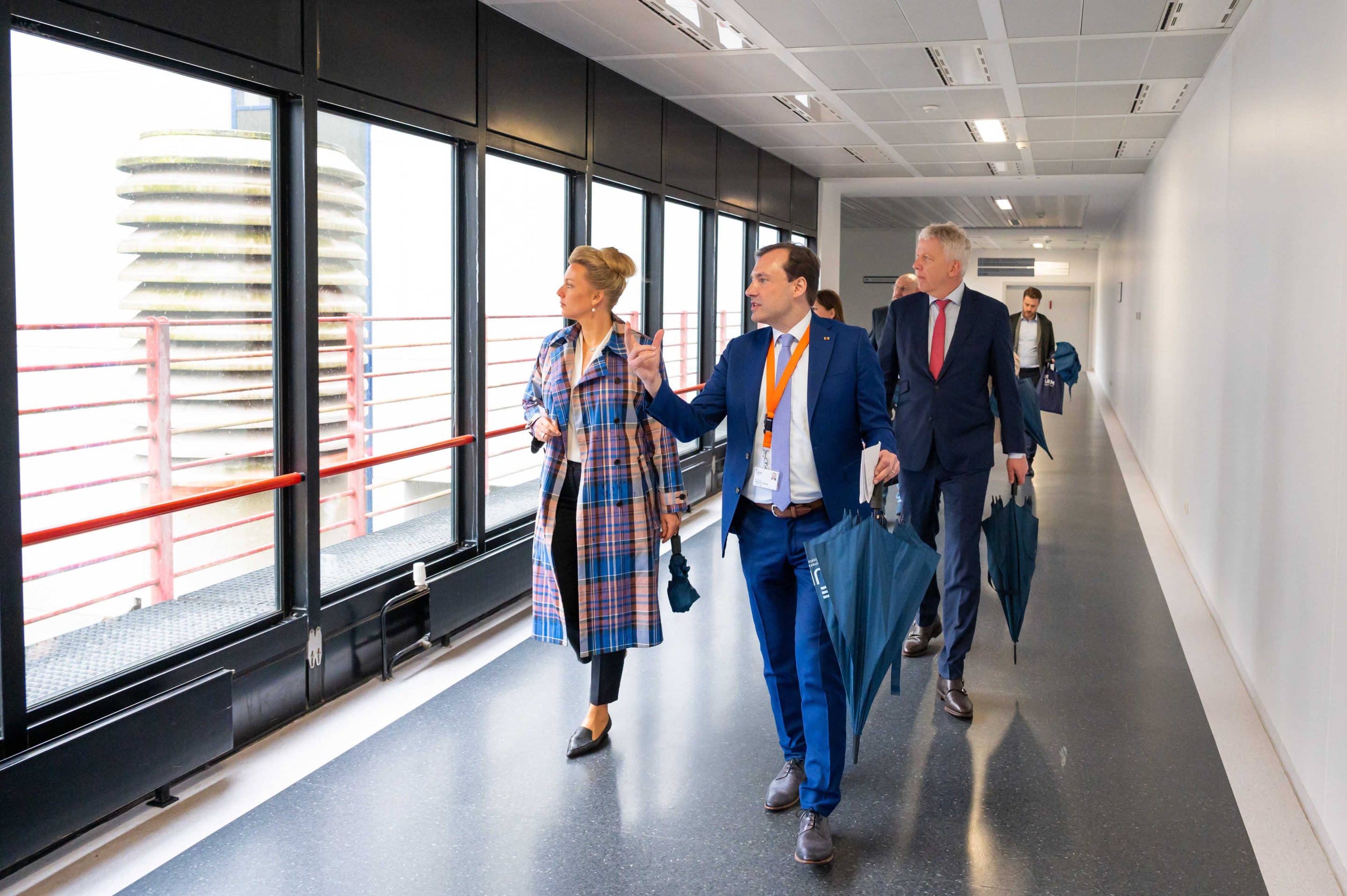 Rundgang über den Albert-Schweitzer-Campus: Wissenschaftsministerin Ina Brandes besuchte heute erstmals das münstersche Uniklinikum und wurde von Prof. Alex W. Friedrich (Ärztlicher Direktor), vorne, und Dr. Christoph Hoppenheit (Kaufmännischer Direktor), rechts, durch das UKM geführt.
