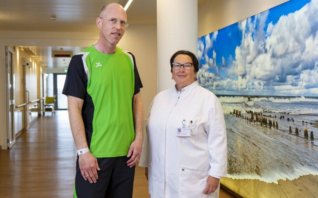 Rückenmark: Sven Gövert (l.) freut sich, dass die Neurochirurgin Prof. Dr. Uta Schick (r.) den Defekt an der Wirbelsäule operativ beheben konnte.