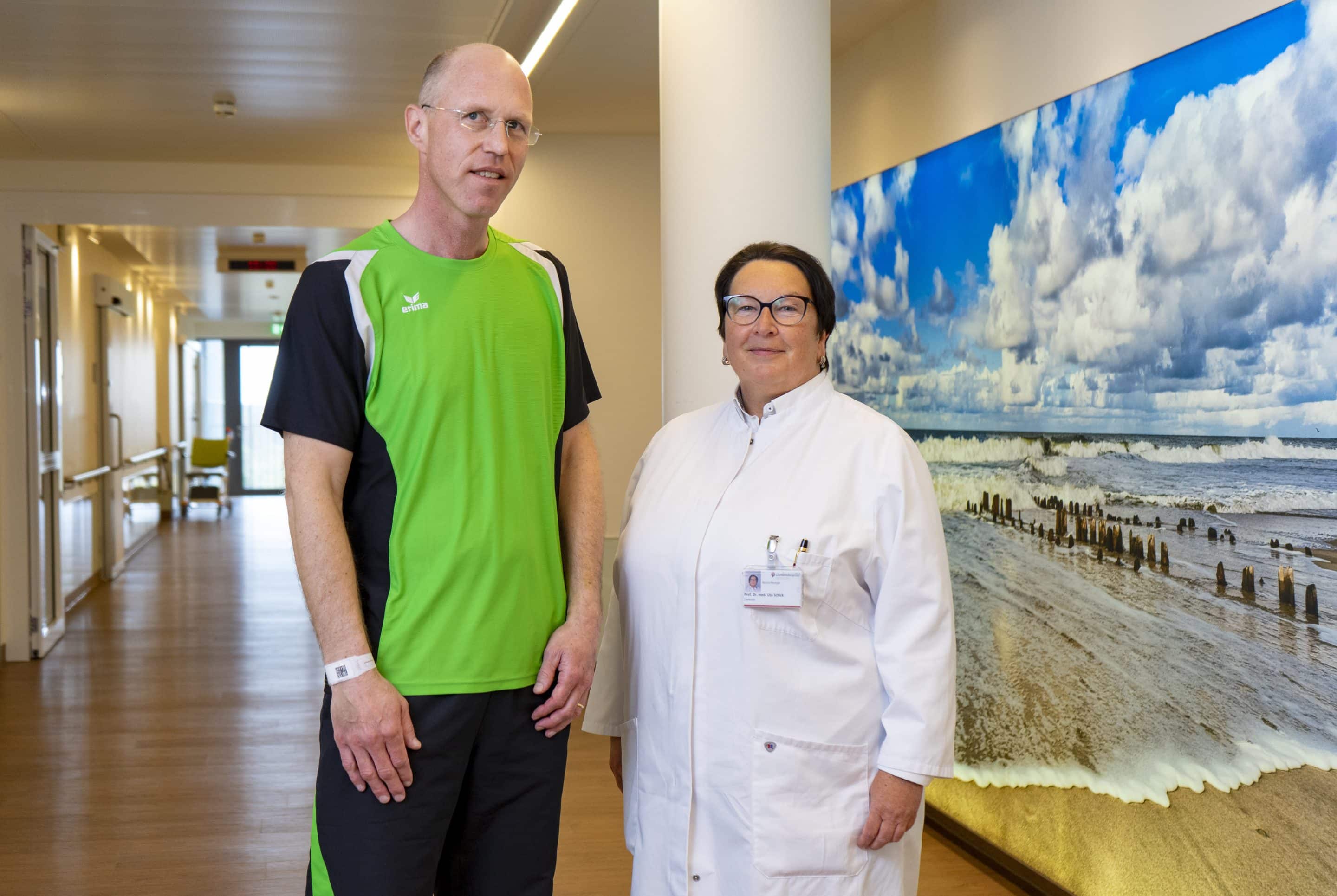 Rückenmark: Sven Gövert (l.) freut sich, dass die Neurochirurgin Prof. Dr. Uta Schick (r.) den Defekt an der Wirbelsäule operativ beheben konnte.