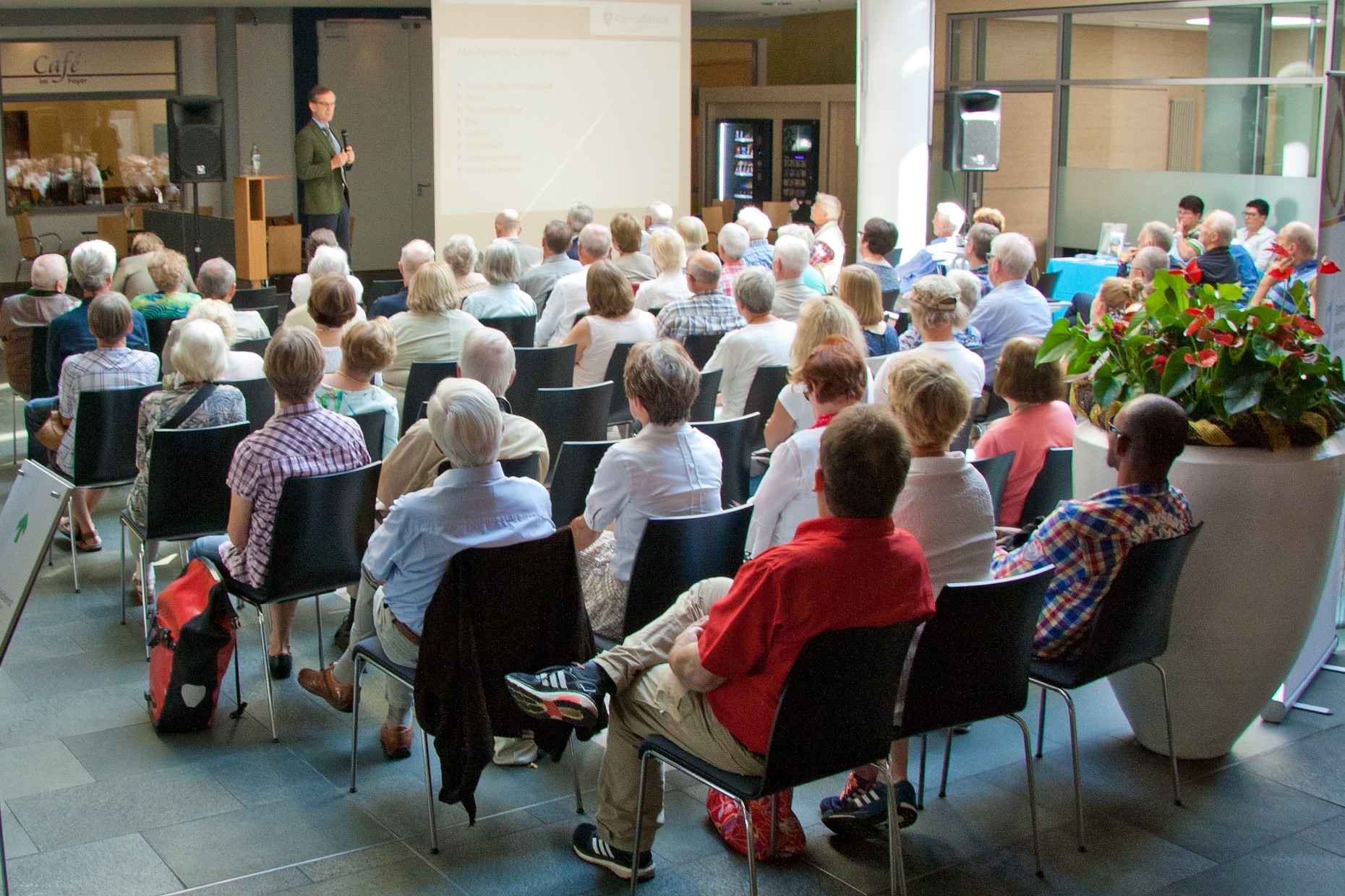 RAK_Darmkrebstag: Expertinnen und Experten der Raphaelsklinik informieren über die Behandlung von Darmkrebs.