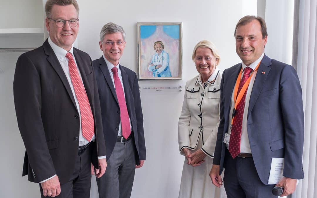 Würdigung eines herausragenden Engagements: Rektor Prof. Dr. Johannes Wessels (l.) und der Ärztliche Direktor des UKM, Prof. Dr. Alex W. Friedrich (r.), fanden bei den Feierlichkeiten zum 20-jährigen Stiftungsbestehen und dem 15-jährigen Bestehen des EMAH-Zentrums am UKM ebenso hochschätzende Worte für Karla Völlm wie Klinikdirektor Prof. Dr. Helmut Baumgartner (2.v.l.). Enthüllt wurde in Anwesenheit von rund 70 Gästen eine Stiftertafel und ein Karla Völlm-Porträt von Künstlerin Regina M. Kreer-Ulbricht.