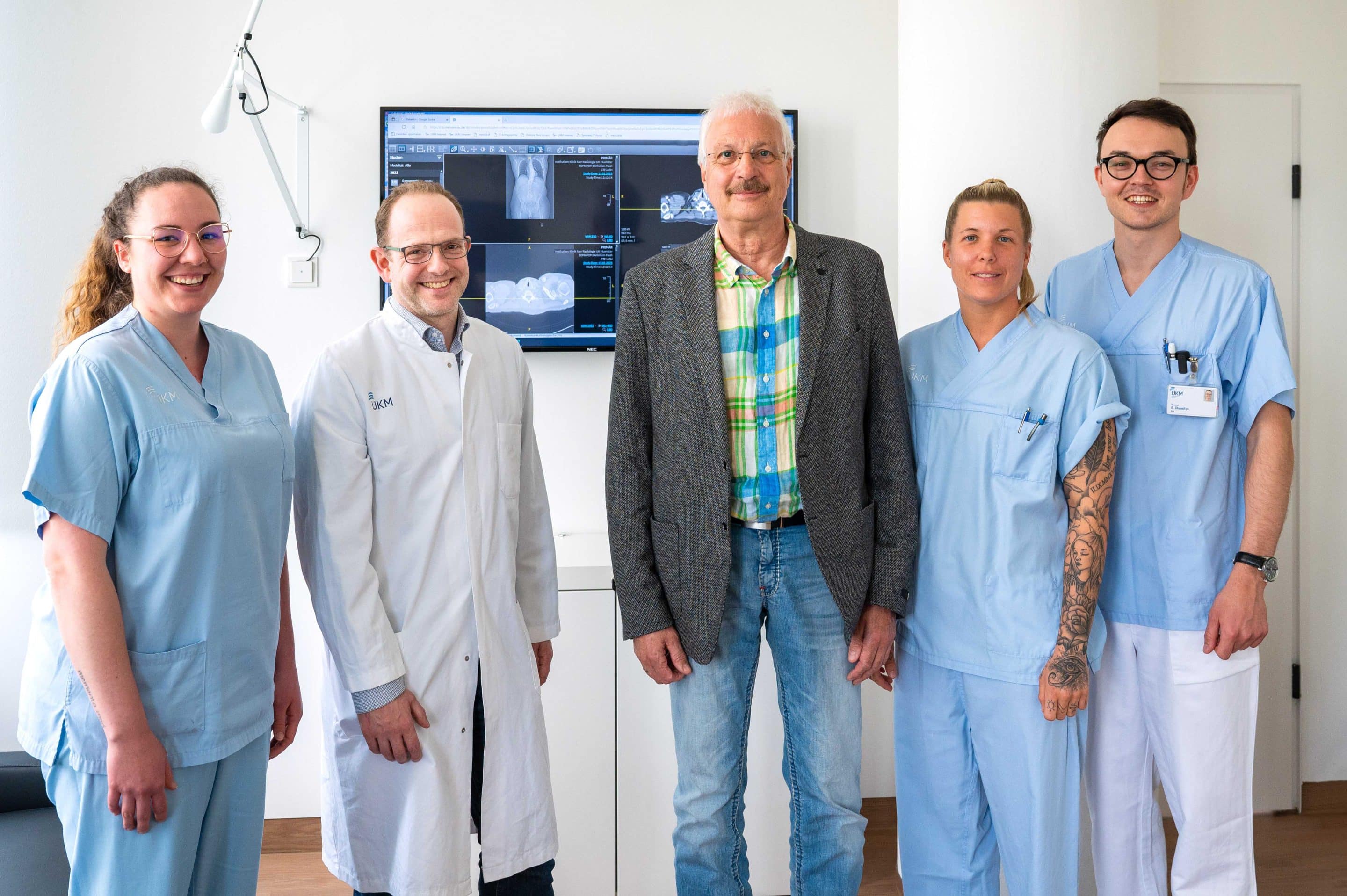 Blutkrebs: Foto (UKM/ Wibberg): Dank klinischer Studien verbessern sich die Behandlungsmöglichkeiten stetig: Rüdiger Meyer zu Hörste (M.) mit den Studienassistentinnen Joanie Marie Simon (l.) und Sabrina de Jesus Pereira Lopes sowie Prof. Georg Lenz (2.v.l.) und Dr. Evgenii Shumilov.
