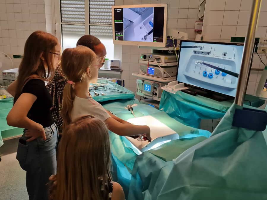 Mit Instrumenten, wie sie in der Bauchchirurgie verwendet werden, konnten große und kleine Besucherinnen und Besucher ihr Geschick unter Beweis stellen. Foto: Bührke