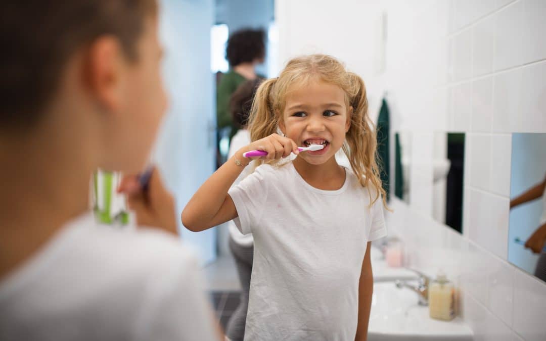 Zahngesundheit: Frühe und umfassende Vorsorgemaßnahmen, die Verwendung von fluoridhaltiger Zahnpasta und fluoridiertem Speisesalz schützen vor Karies. Foto: DJD/Verband der Kali- und Salzindustrie/Getty Images/Halfpoint Images