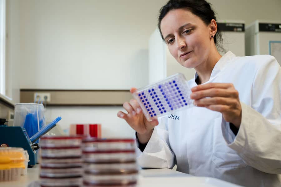 Dipl.-Ing. Christine Rumpf - hier bei der Begutachtung eines In-vitro-Tests zum Nachweis von Biofilm - kann sich über eine Projektförderung vom Mukoviszidose e.V. freuen (Foto: Uni Münster/ M. Heine)