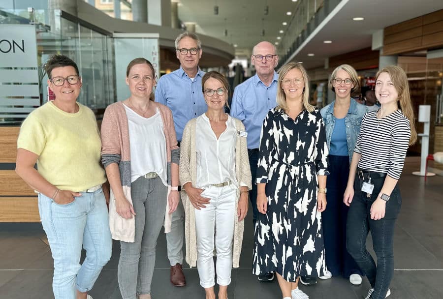 Babylotsen: Machen sich gemeinsam stark für das Projekt Babylotsen (v.l.): Die Babylotsinnen des Clemenshospitals, Elke Alaze und Nicole Heidwinkel, Dr. Georg Hülskamp, Beate Riße, Dr. Michael Böswald, die Babylotsin des St. Franziskus-Hospitals, Mailin Böggemann, Dr. Mareike Möllers und die Babylotsin des UKM, Jessica Overhoff. © Foto: St. Franziskus-Hospital