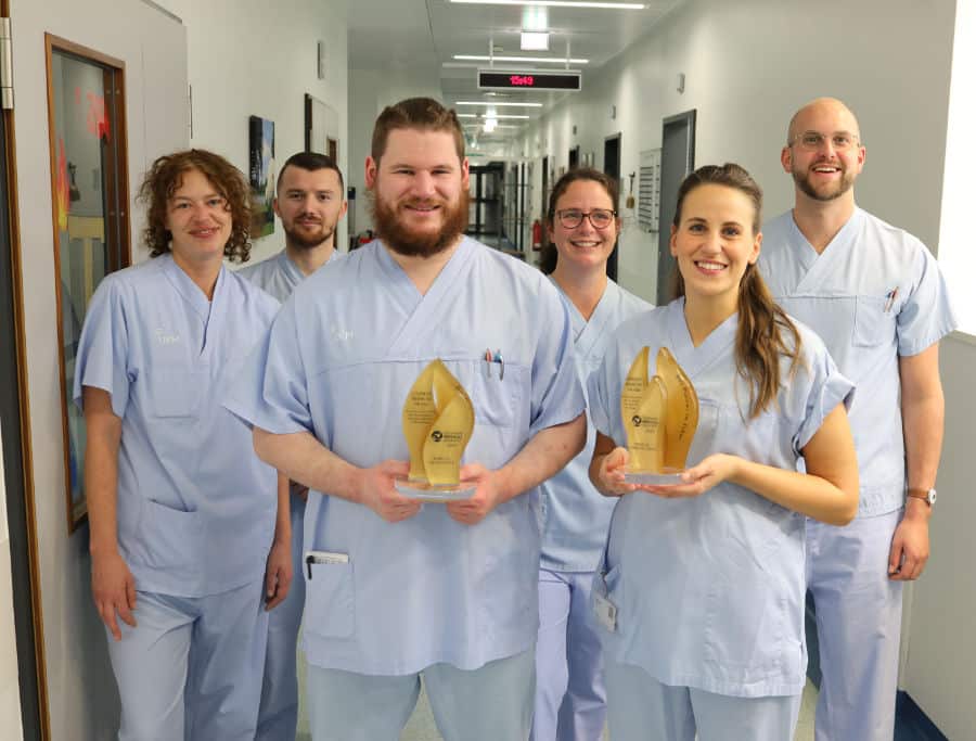 (Foto/UKM): Freuen sich über die zwei German Medical Awards für das Format #nichtselbstverständlich: (v.l.) Anna Weber, Xhemal Xhemalaj, Frederic Thiel (mit Preis), Kathrin Witte, Meike Soller (mit Preis) und Henrik Feld.