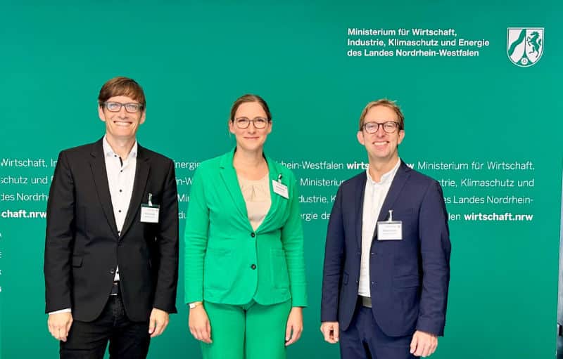 BRIDGE: Foto (v.l.): Prof. Dr. Oliver Treib (Universität Münster), Dr. Caroline Fischer (Universität Twente) und Dr. Vincent Hofbauer (Universitätsklinikum Münster) im NRW-Wirtschaftsministerium, wo sie den BRIDGE-Antrag bei den Geldgebern vorstellen mussten und zur großen Freude am Ende den Zuschlag von knapp 1,5 Millionen Euro erhielten.