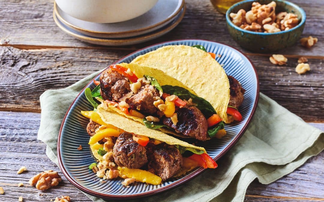 Ernährung: Curry-Walnuss-Frikadellen machen Tacos abwechslungsreich und gesund. Foto: DJD/California Walnuts