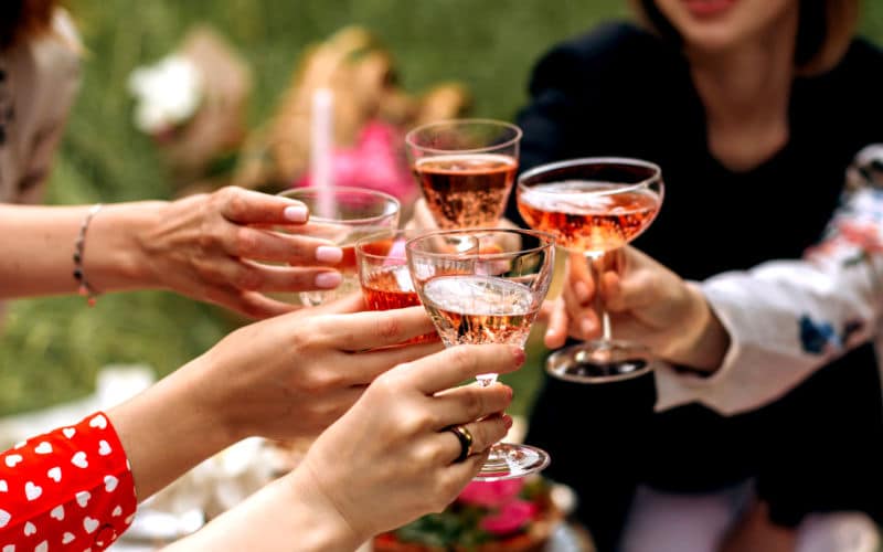 Alkohol: Der Sommer ist die Zeit feuchtfröhlicher Feste, die man allerdings am nächsten Morgen oftmals "büßen" muss. Eine neue Studie widerlegt die vermeintliche Ursache für den "Kater". Foto: DJD/Forum Trinkwasser/Anne Ponomarenko - stock.adobe.com
