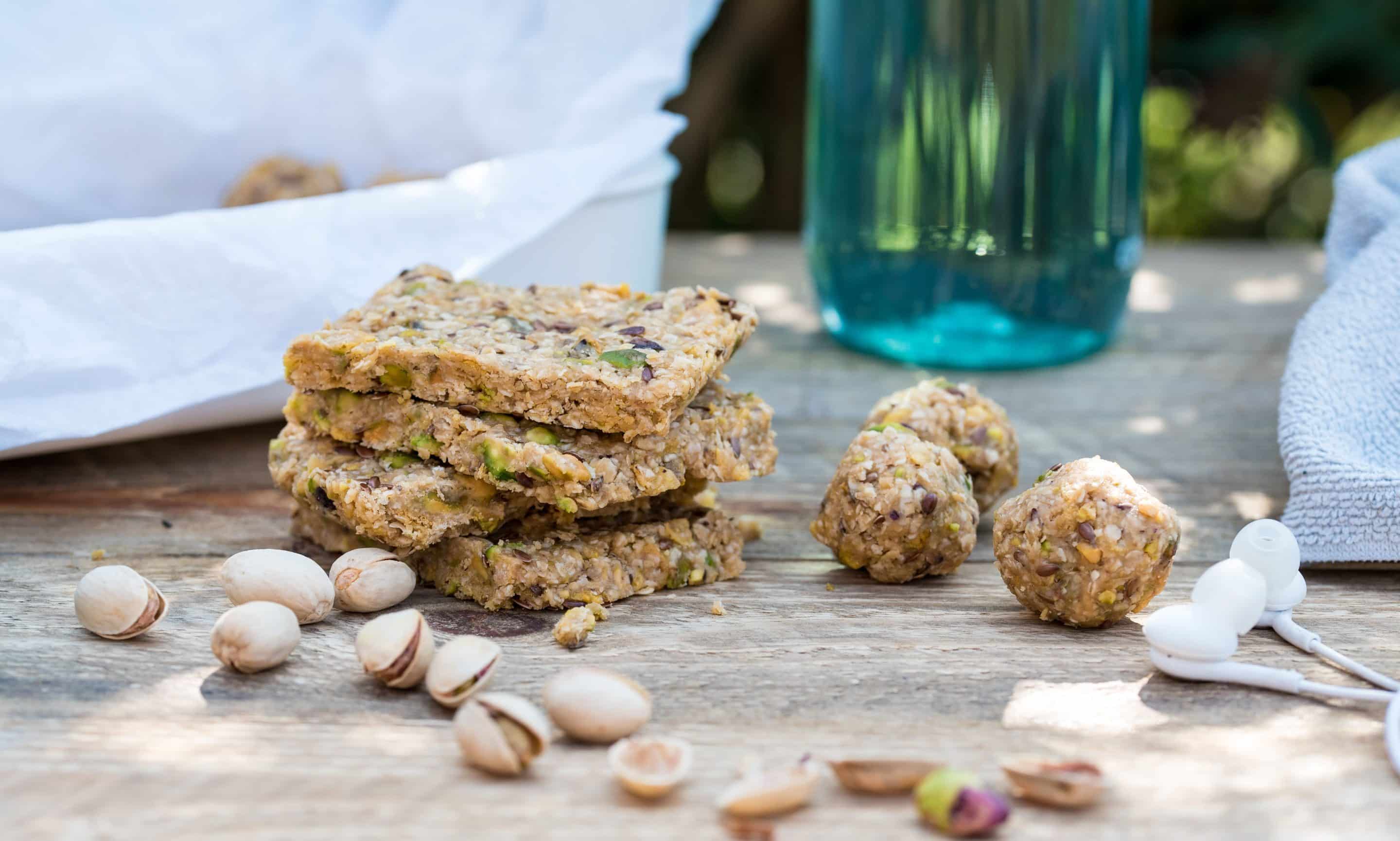 Selbstgemachte Energieriegel aus Pistazien sind ein leckerer und nahrhafter Snack. Foto: DJD/Colell & Čakar Desig/Marsha Silenzi
