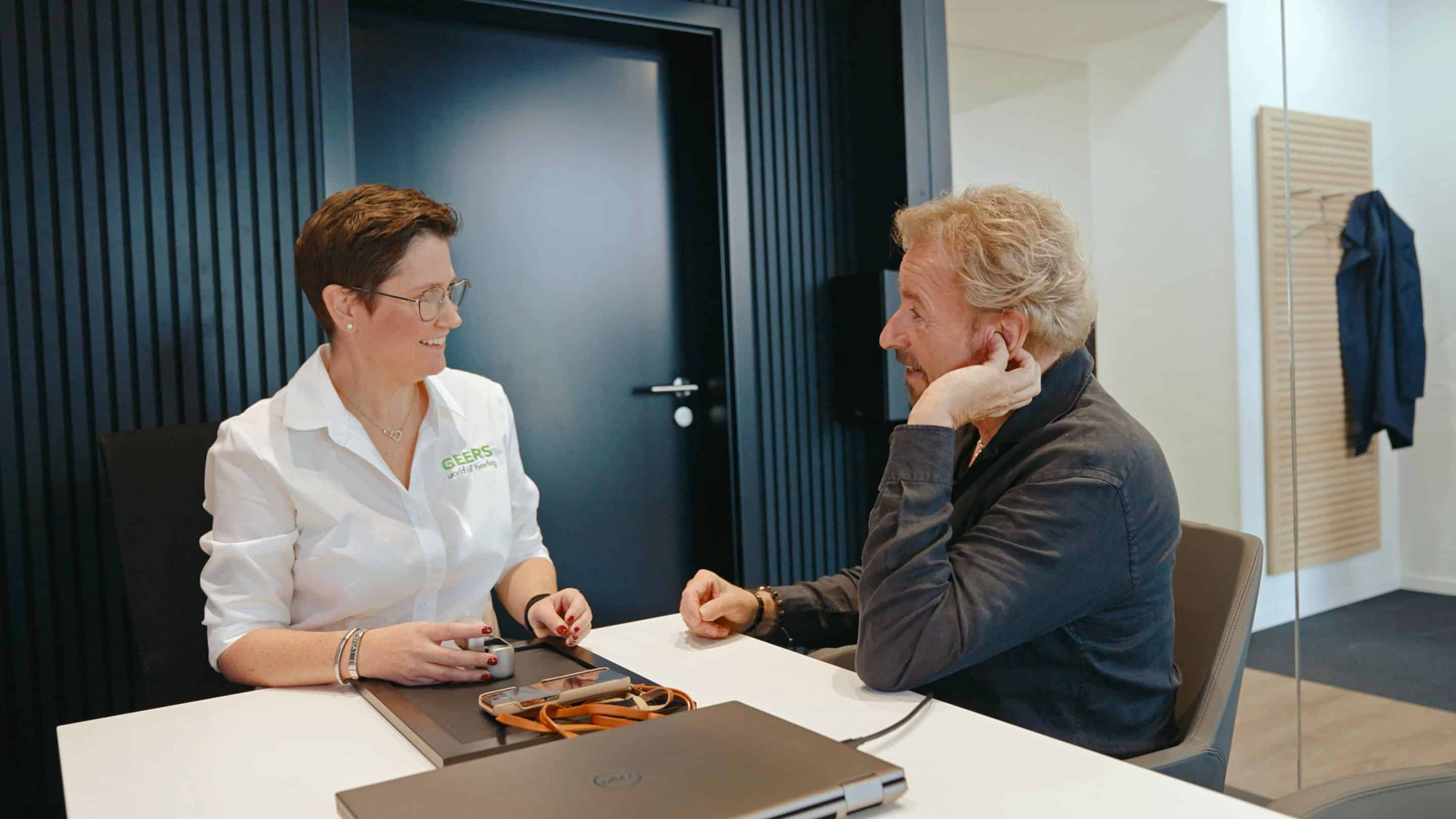 p_74182bild1Foto-djdGeersZum-goldenen-Hirschen KI Hörgeräte: Moderator und Entertainer Thomas Gottschalk sieht in technischen Innovationen eine Chance für die eigene Gesundheit. Bei Hörgeräten setzt er deshalb auf KI. Foto: DJD/Geers/Zum goldenen Hirschen