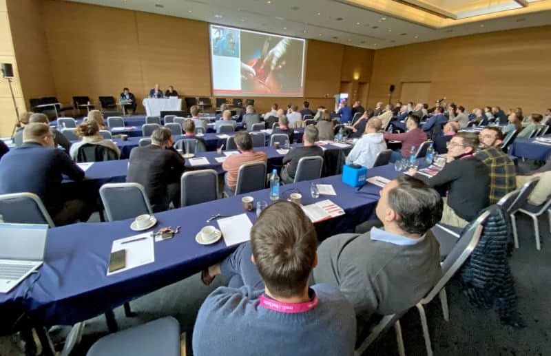 Refixation Update – 150 Medizinerinnen und Mediziner verfolgen im Mövenpick die Live-Übertragung aus dem OP der Raphaelsklinik. (© Foto by Alexianer)