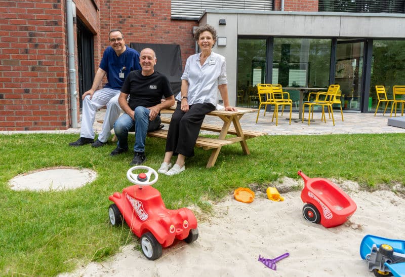 Chefarzt Dr. Otfried Debus (l.) testet mit Dr. Martina Klein (r.) und Bernd Eggenstein (m.) die neuen Gartenmöbel für das Pelikanhaus. (© Foto by Alexianer)