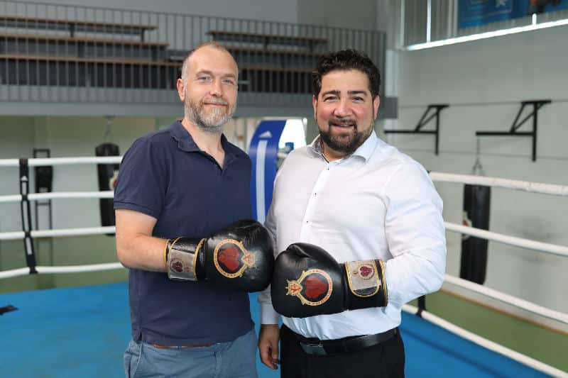 Christian Feldhaus (l.), Leiter des Boxprojekts am UKM, zusammen mit Prof. Dr. Farid Vatanparast, Leiter des Boxzentrums Münster. (© Foto by UKM/Pott)