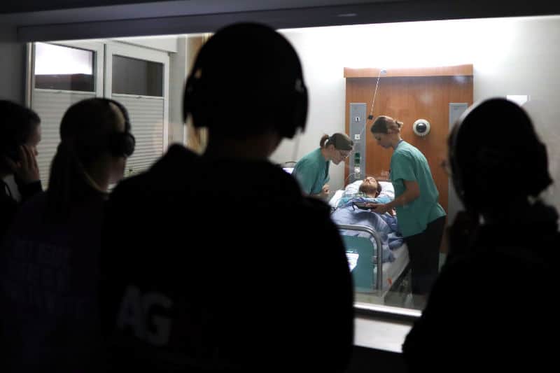 Im Rahmen des Projektes „Interdisziplinäre Spätschicht“ bekommen Medizinstudierende möglichst realitätsnahe Einblicke in ihren späteren Berufsalltag – anschließende Evaluation inklusive. (© Foto by UKM)