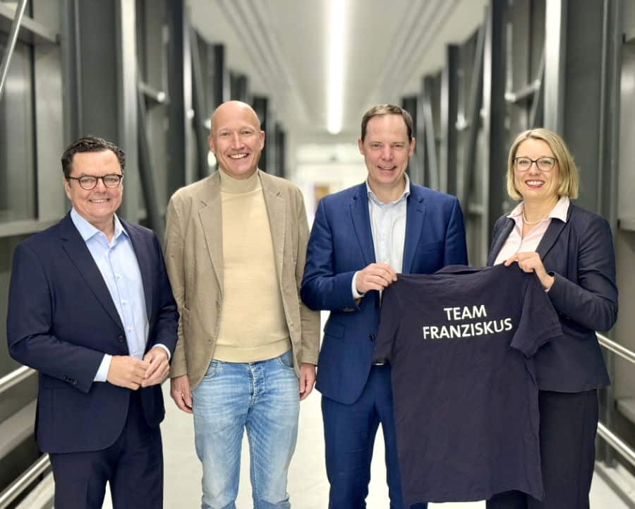 PD Dr. Johannes Rey (2.v.r.) wurde als neuer Chefarzt der Klinik für Innere Medizin II im St. Franziskus-Hospital willkommen geheißen von Dr. Ulrich Knopp (l.), Vorstandsmitglied der St. Franziskus-Stiftung, Geschäftsführerin Annika Wolter sowie Prof. Dr. Matthias Brüwer, Ärztlicher Direktor (2.v.l.).